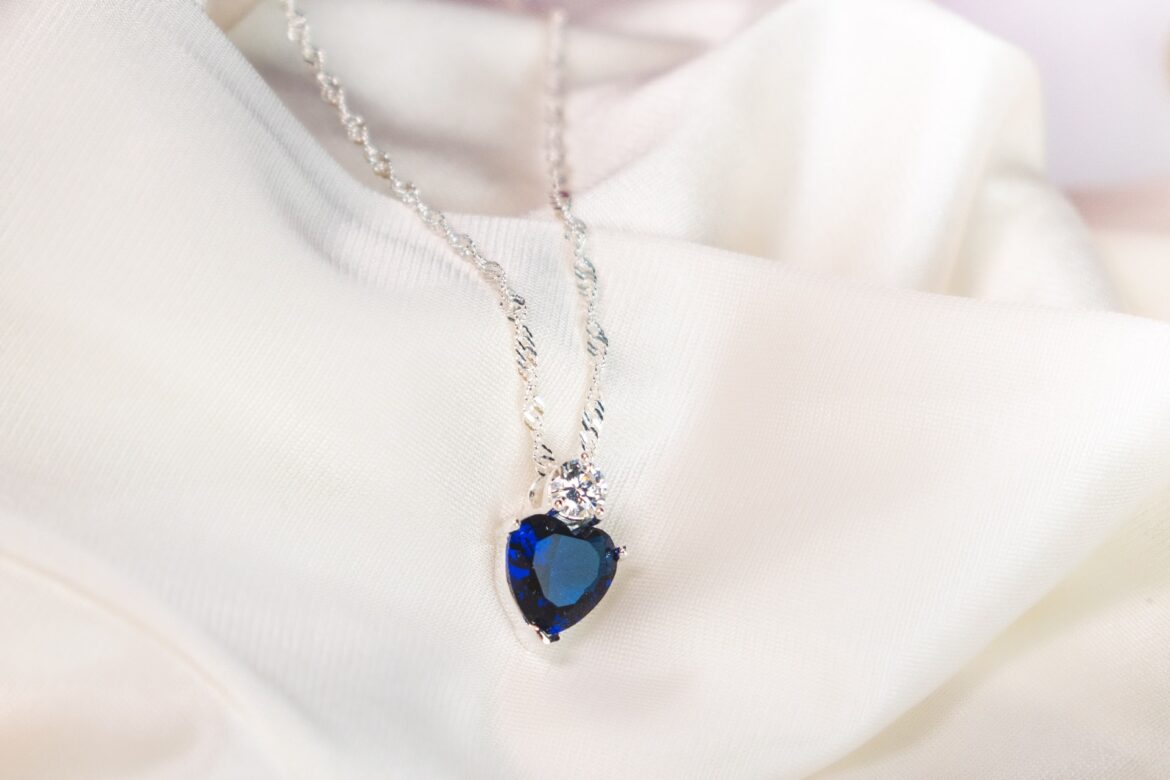 Sådan vælger du et klassisk diamant-solitaire-vedhæng