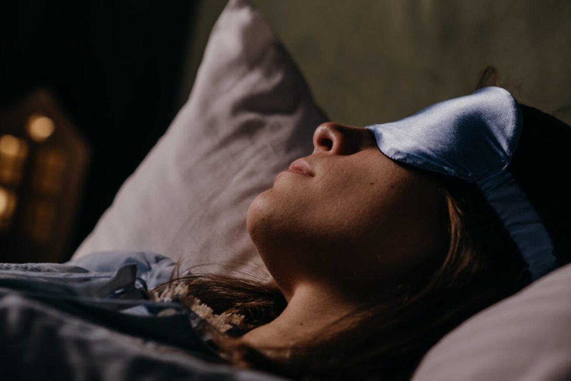 Derfor skal du bruge en sovemaske om sommeren
