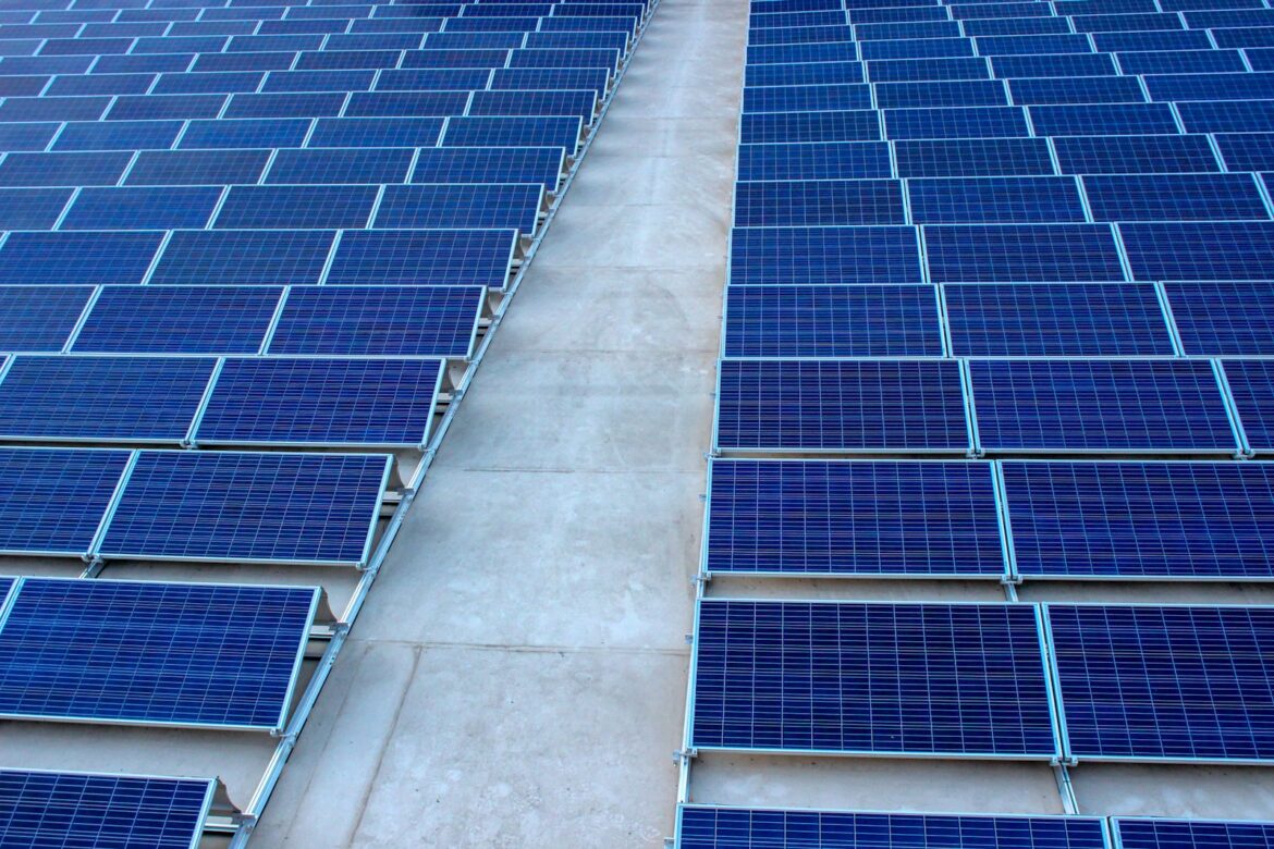 Solceller øger den grønne omstilling med vedvarende energi